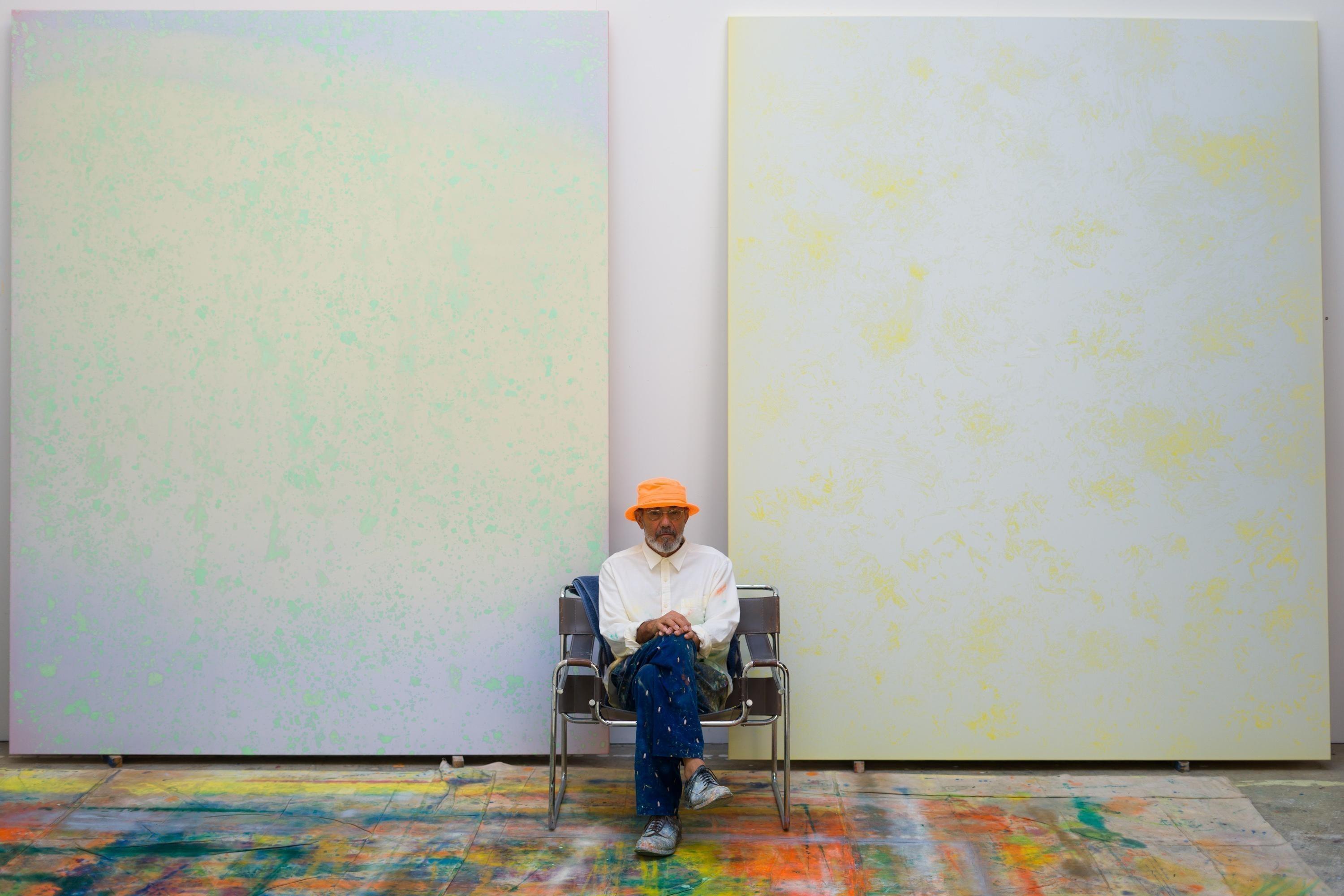 Gérard Traquandi au bob orange en son atelier. / © Xavier Martinez Image
