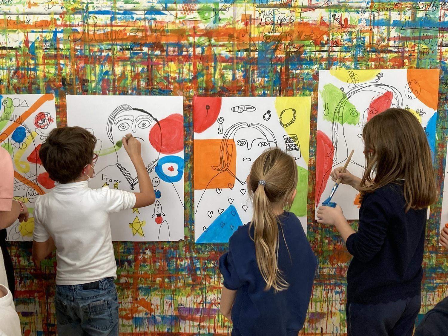 Jeune public en pleine activité créative dans l’atelier du musée national Fernand Léger, à Biot. Photo : © DR / musées nationaux du XXe siècle des Alpes-Maritimes © ADAGP, Paris, 2022. Image