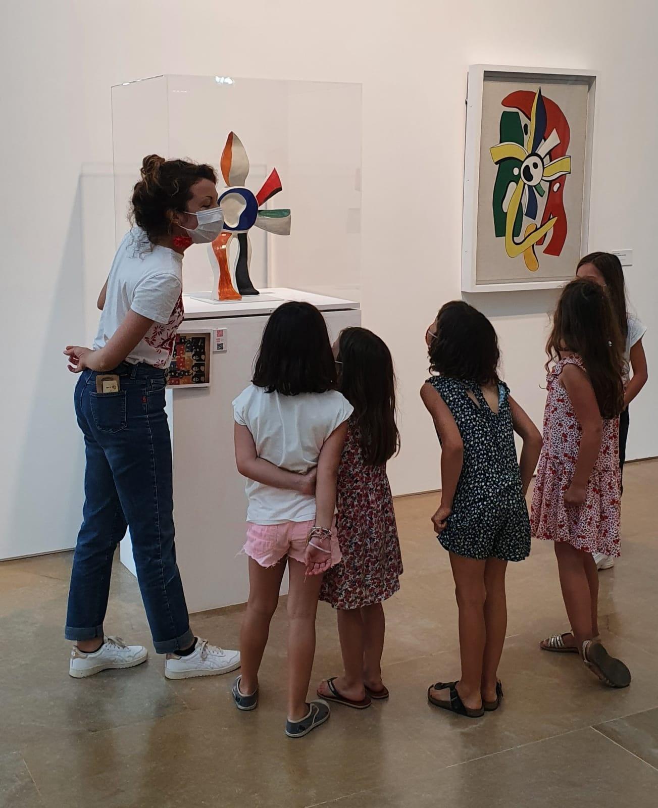 La Fleur qui marche (vers 1953, terre cuite vernissée, 64 x 59 x 20 cm. Céramiste : Roland Brice) et Sans titre - L’Etoile (vers 1936, huile sur toile, 100 x 65 cm). Musée national Fernand Léger, donation Nadia Léger et Georges Bauquier, Biot. Photo : © DR / musées nationaux du XXe siècle des Alpes-Maritimes © ADAGP, Paris, 2022. Image