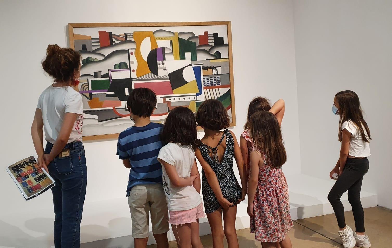 Visite atelier créatif jeune public devant l’œuvre de Fernand Léger, Le Grand remorqueur, 1923, huile sur toile, 125 x 190,60 cm. Musée national Fernand Léger, donation Nadia Léger et Georges Bauquier, Biot. Photo : © DR / musées nationaux du XXe siècle des Alpes-Maritimes © ADAGP, Paris, 2022. Image