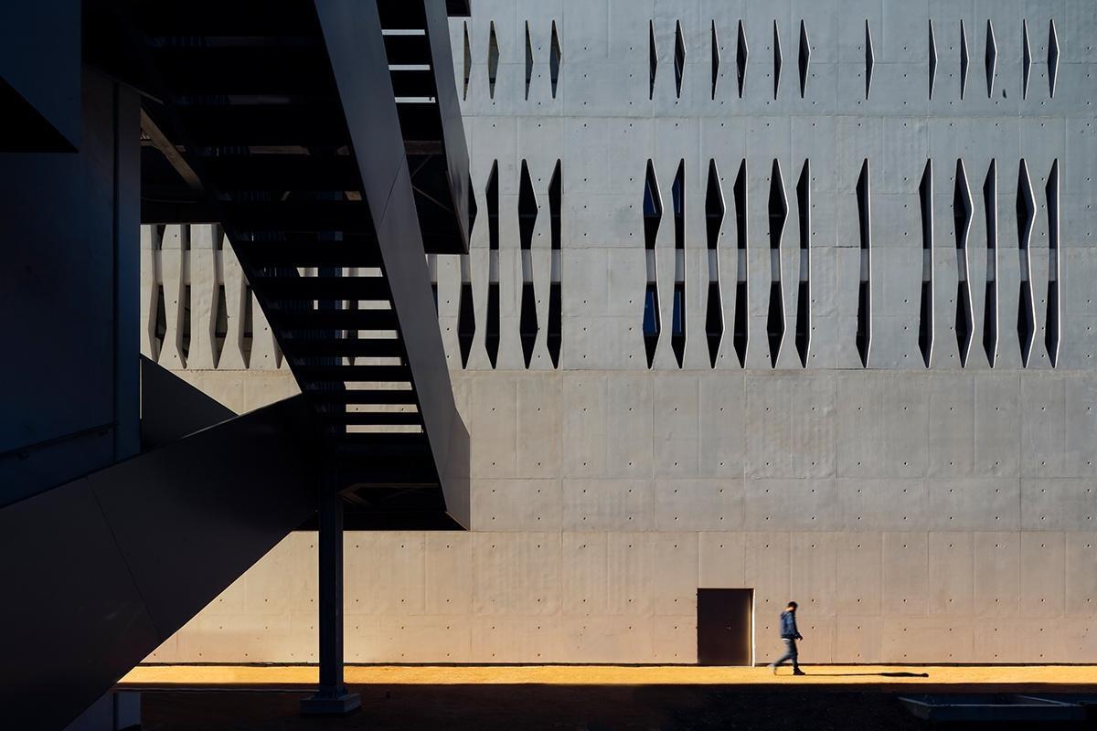 Avec le complexe urbain Le Spot, la Ciotat ambitionne le pari d’une culture de proximité et de loisirs, bien repensée. © Alfonso Femia Atelier(s) et Yohan Brandt Image