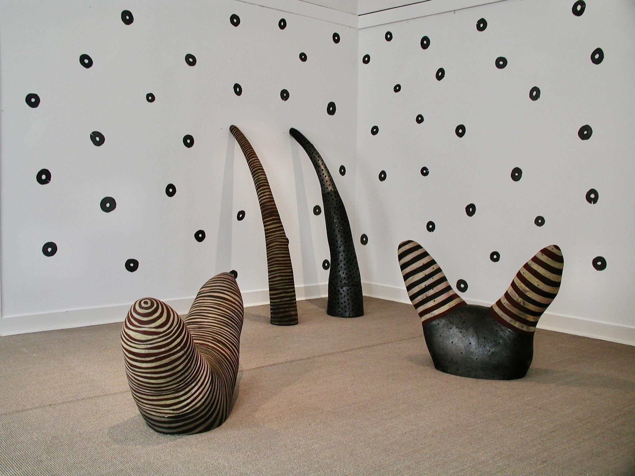 Installation de l’artiste Daphné Corregan, Gush et sculptures rayées. Image