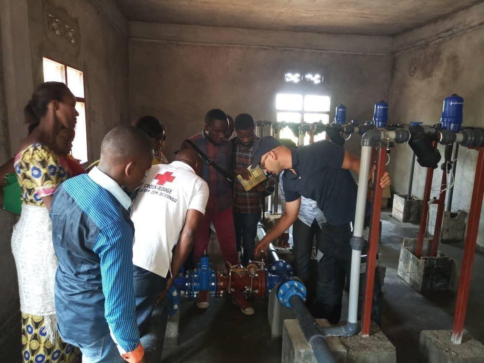 Explication du fonctionnement des pompes aux employés de l'usine Kara au Togo. Image