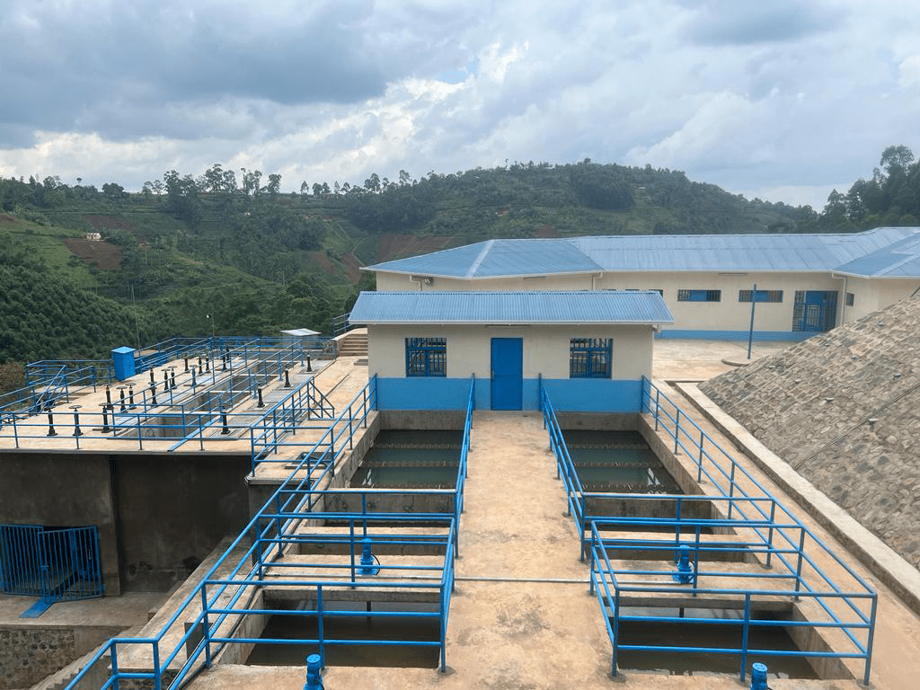Usine de production d'eau potable conçue, fournie et mise en service par Graviwater au Rwanda. Image