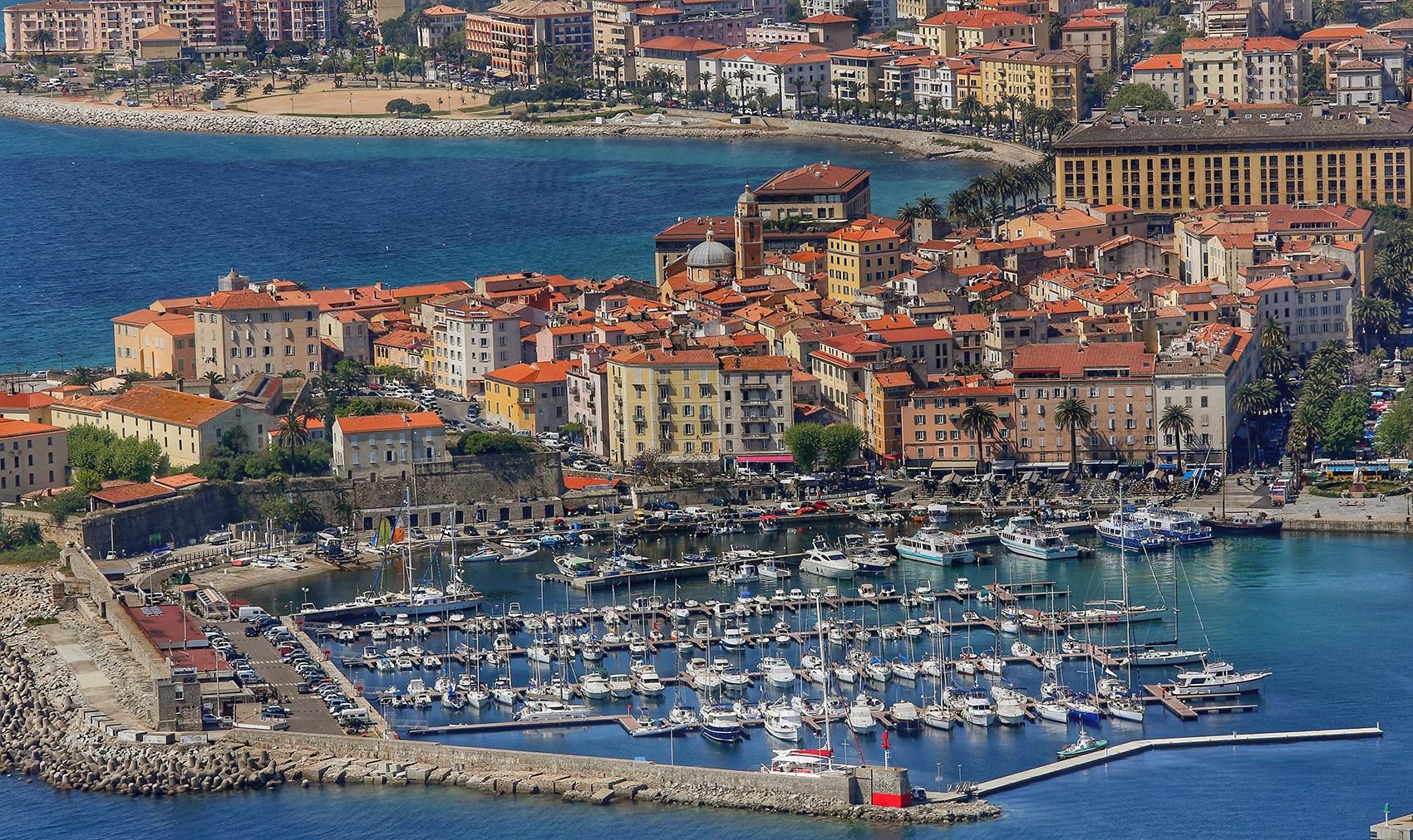 La vieille ville d’Ajaccio et le port Tino Rossi. Image