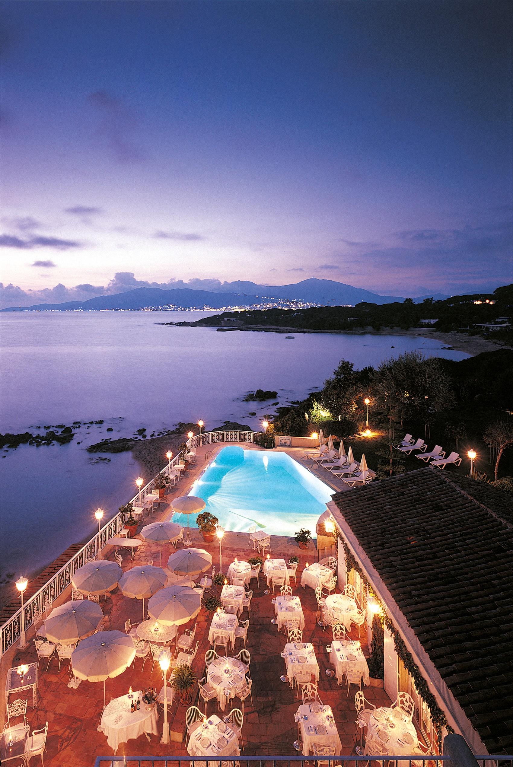 La terrasse du restaurant et la piscine de l’hôtel Le Maquis. Image