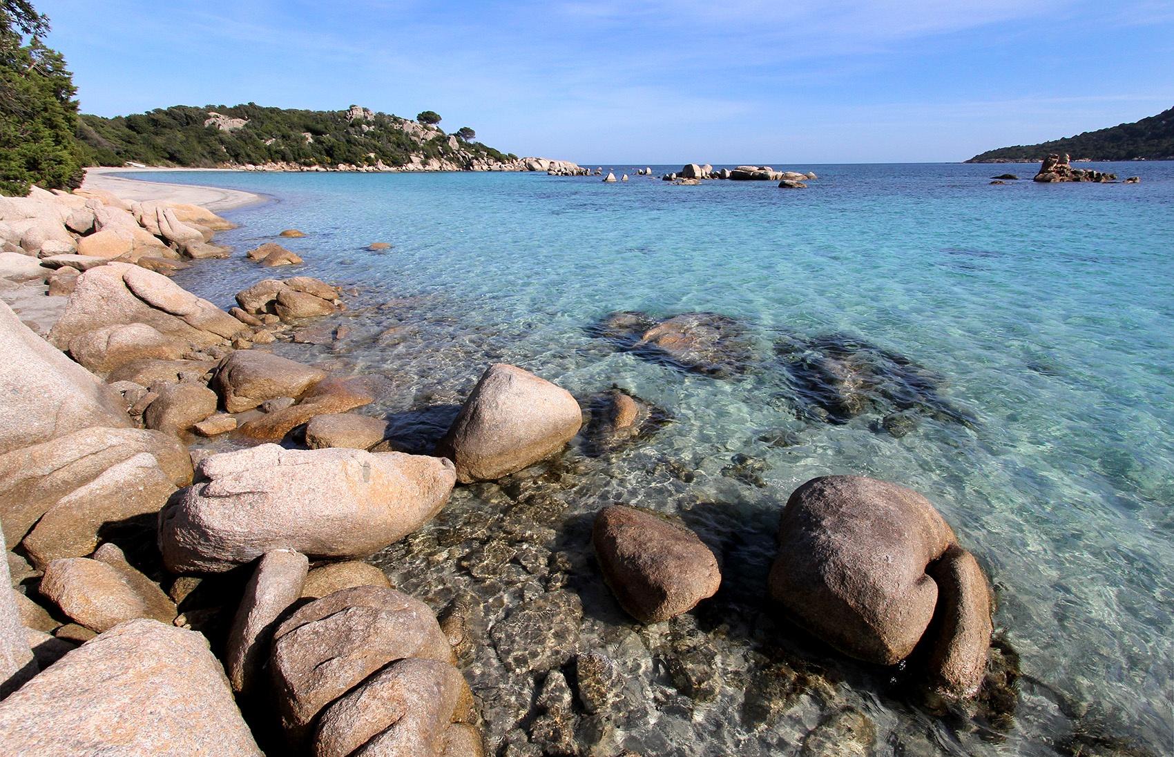 Extrémité nord de la plage de Santa Giulia vue depuis le fort. Image