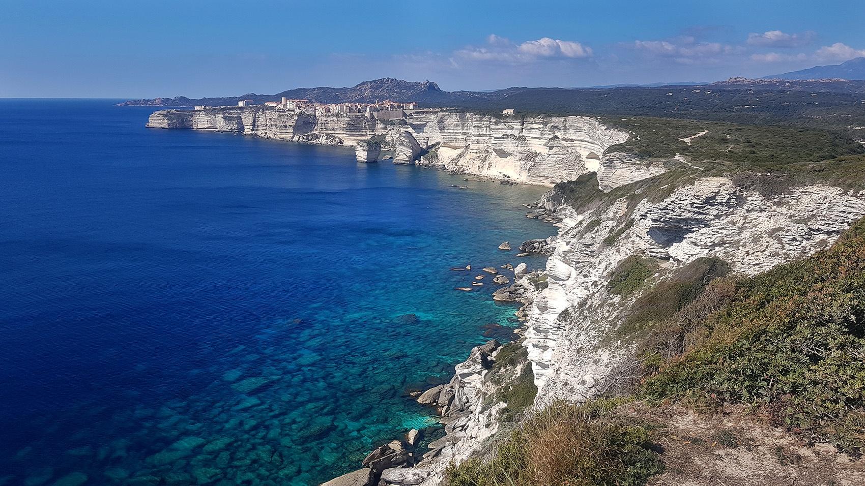 La cité des falaises vue depuis le Campu Rumanilu. Image