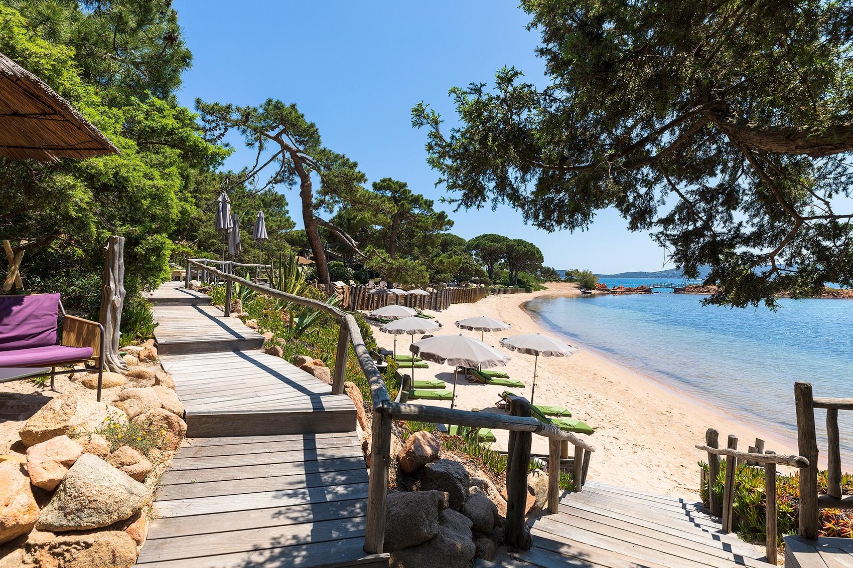 La plage privée du Grand Hôtel de Cala Rossa. © Camille Moirenc Image