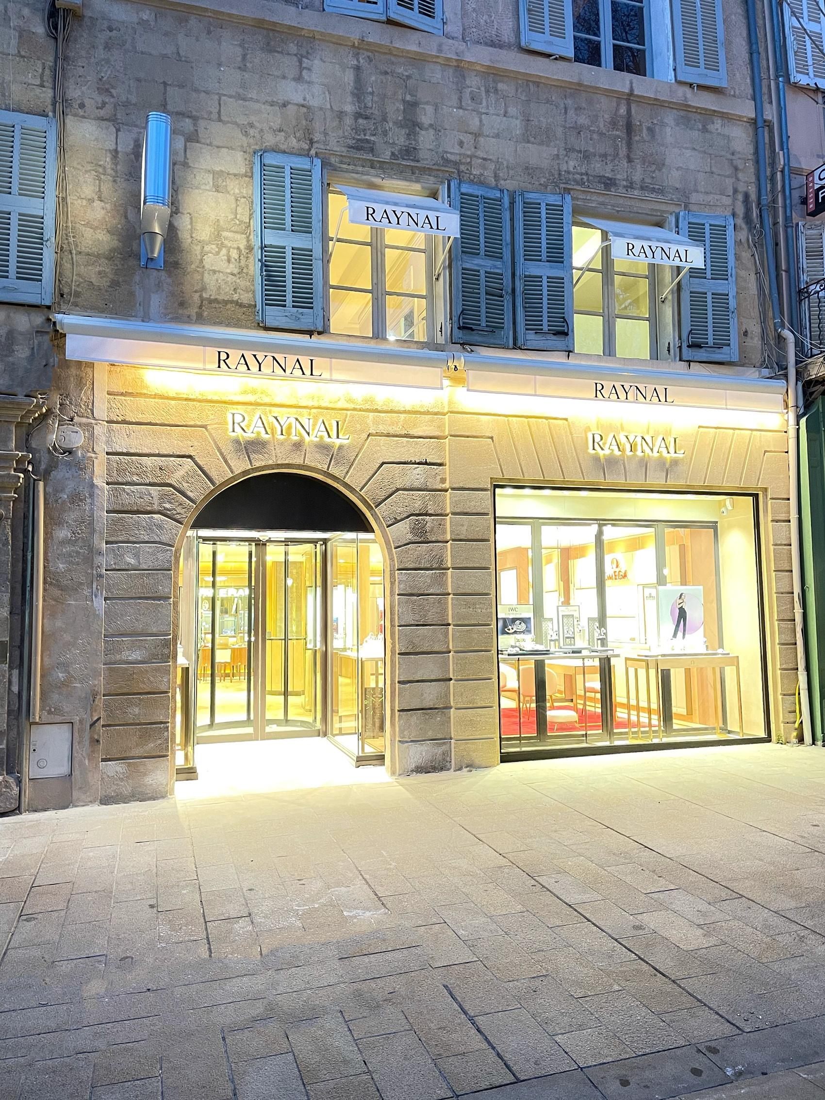 Joyaux du cours Mirabeau, le 57 s’illumine tel un théâtre à la nuit tombée. Image
