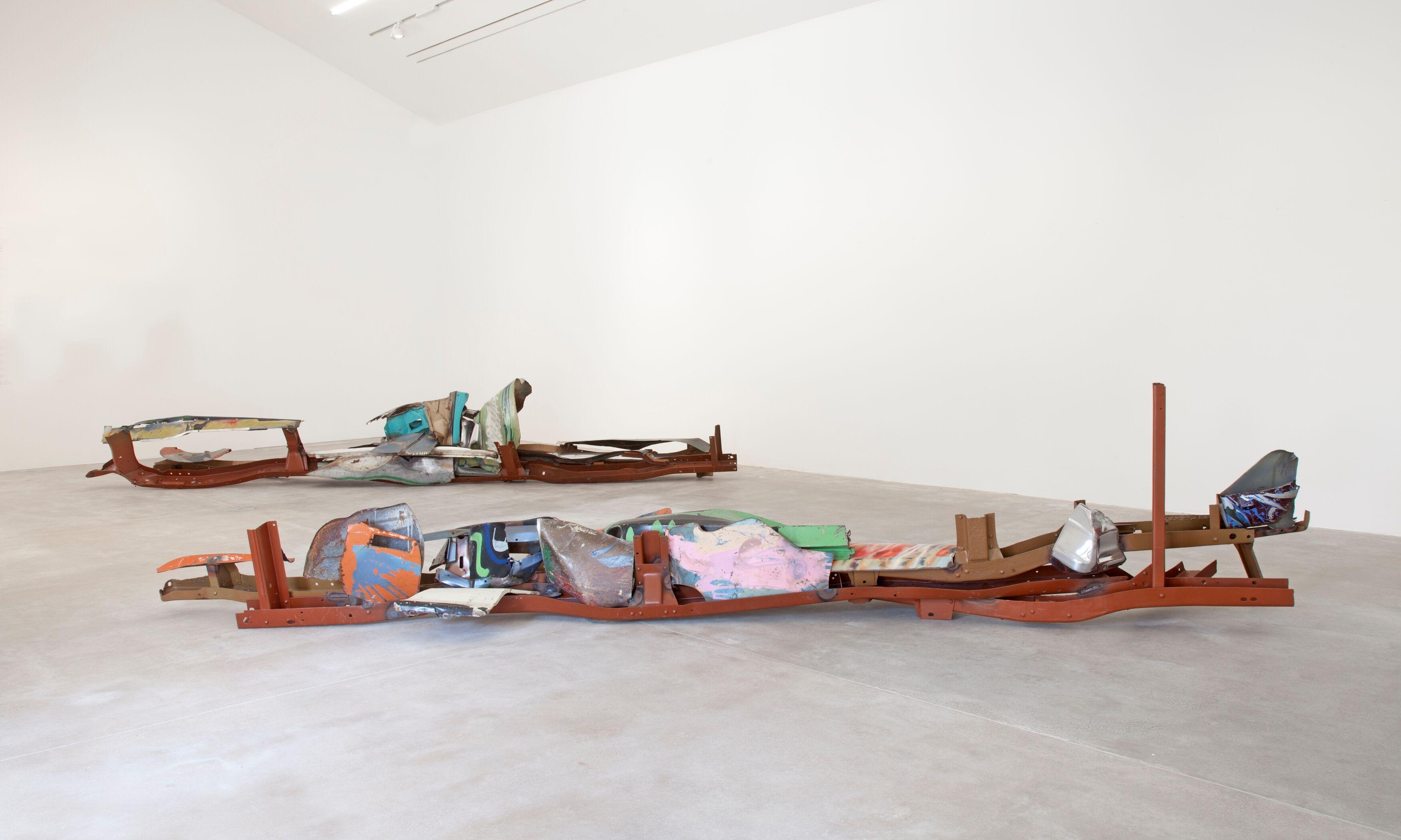 John Chamberlain. Back: Gondola Marianne Moore, 1982, Painted and chrome - plated steel, 94 x 523 x 84 cm / 37 x 205 7/8 x 33 1/8 in. Front: Gondola Hart Crane, 1982, Painted and chrome - plated steel, 107 x 480 x 95 cm / 42 1/8 x 189 x 37 3/8 in. Crédit DR. Image