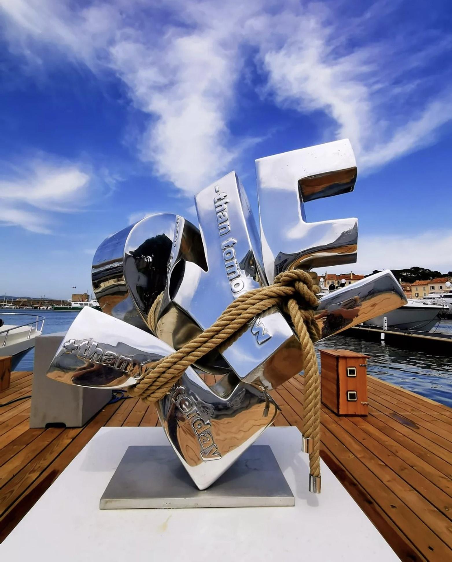 Love 90 Saint-Tropez, une sculpture sanglée qui montre que tout est consommable… Photos © D.R. Image
