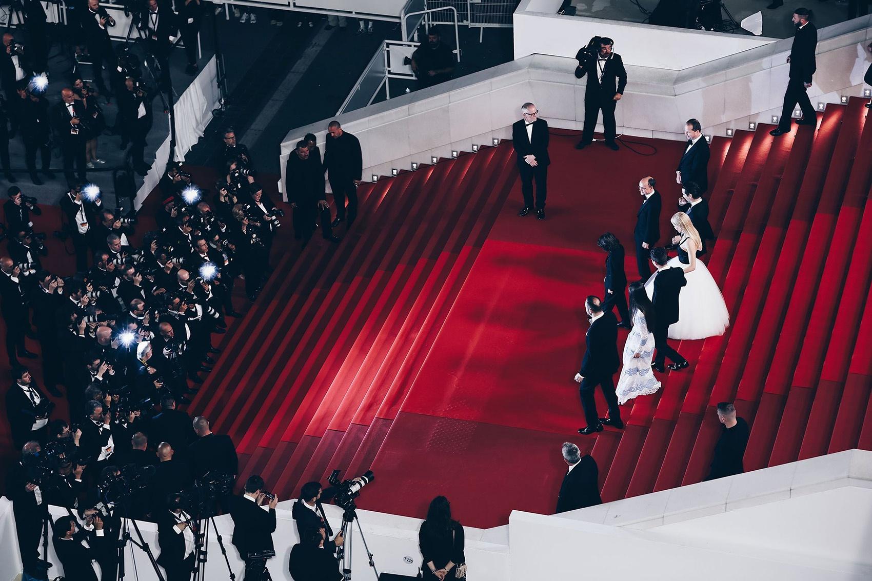 Outre le glamour et son tapis rouge emblématique, cette manifestation célèbre fièrement l’exception culturelle française et réaffirme chaque année avec force sa nécessité, tant artistique que politique. Image
