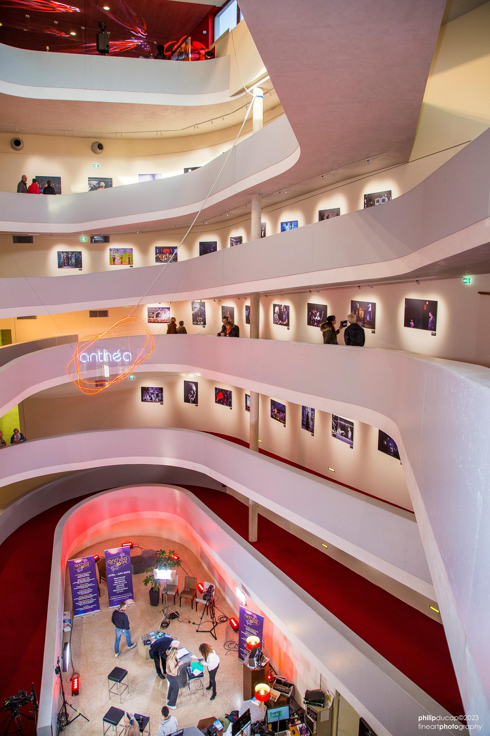 L’architecture très graphique d’Anthéa, dont la rampe s’élève en spirale © Philip Ducap Image