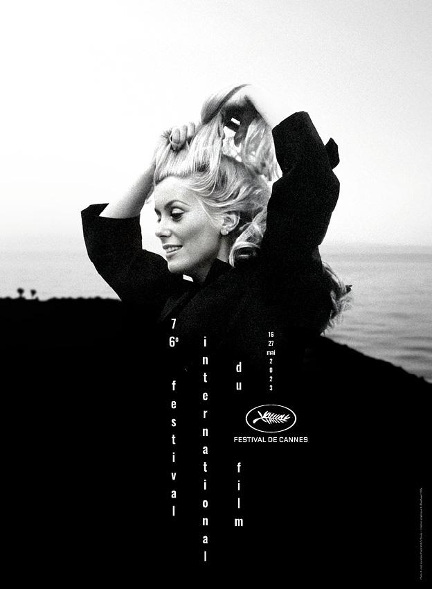 L’affiche du 76e Festival de Cannes mise sur le glamour, avec une Catherine Deneuve joyeuse, insolente et romanesque… Un instant immortalisé pour Paris Match par Jack Garofalo sur la plage de Pampelonne à Saint-Tropez, en juin 1968, pendant le tournage de La Chamade d’Alain Cavalier. Une affiche intemporelle qui met en lumière la magie du cinéma, incarnée par l’actrice. Image
