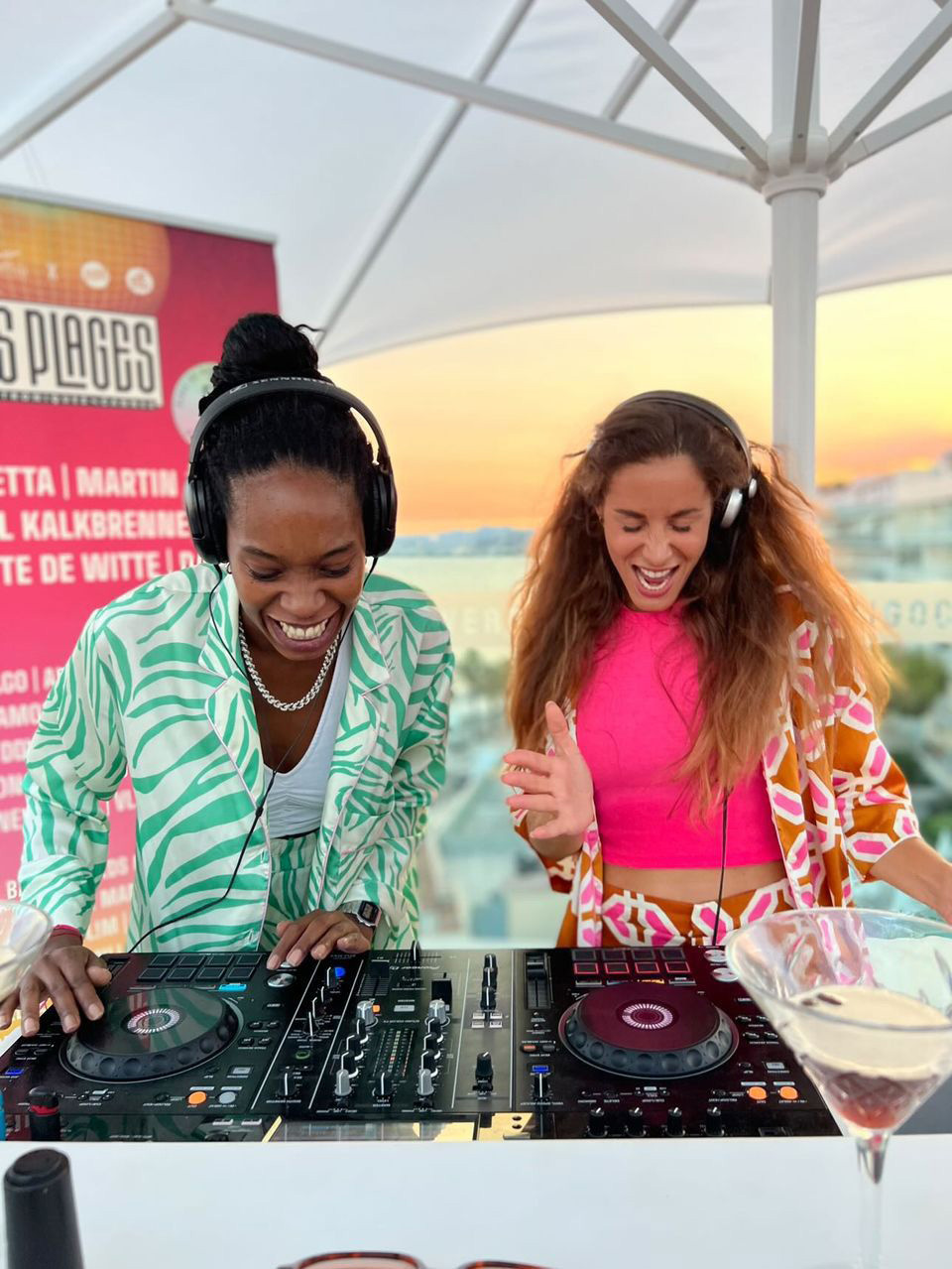 Les Djettes Magali Nganga et Maëva Pichon déclinent un style pop et vitaminé, entre funk, new disco, deep house et afro. © DR Image