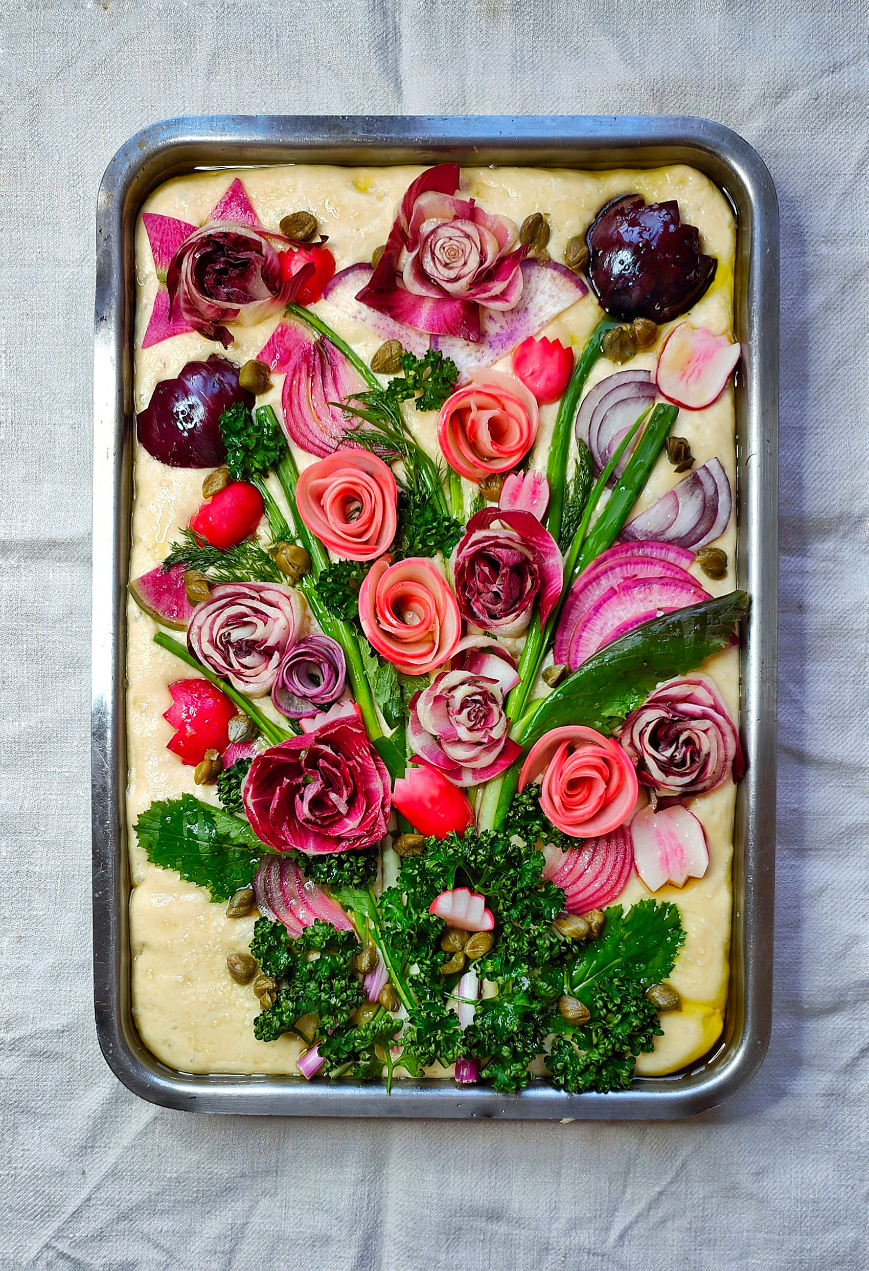@DR Spécialité du chef Simon Auscher, des plats créatifs beaux comme des tableaux, à base d'ingrédients bio de saison dont il marie à merveille les saveurs et les couleurs. Image