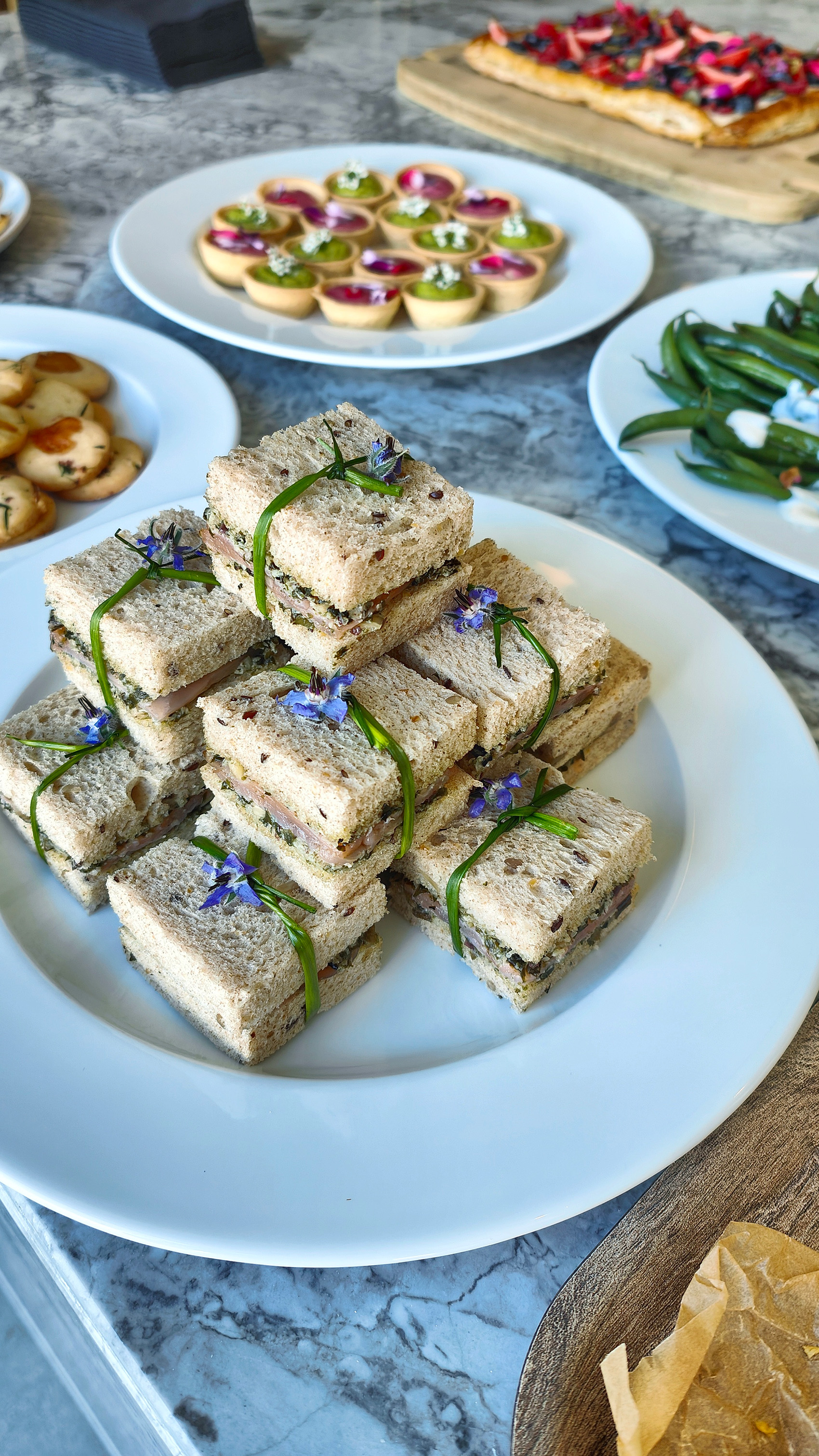 Chef à domicile pour des privés ou des événements, Simon Auscher a l'art et la manière d'embellir les buffets de réception avec ses compositions gourmandes relevées d'une touche d'originalité. Image