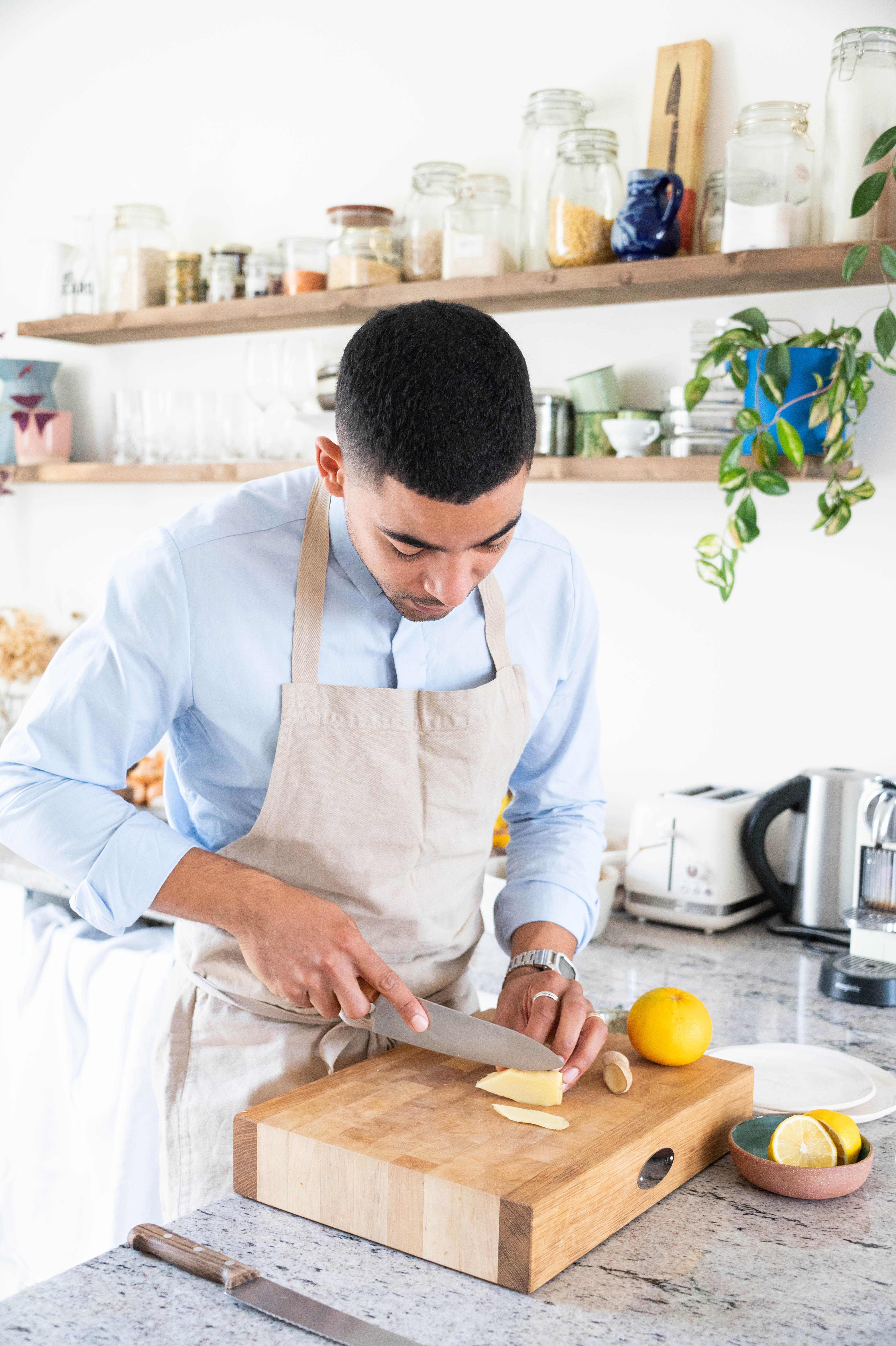 © Marie Genin Dans les cuisines de particuliers, il met à profit le savoir-faire acquis dans les grandes maisons gastronomiques. Image