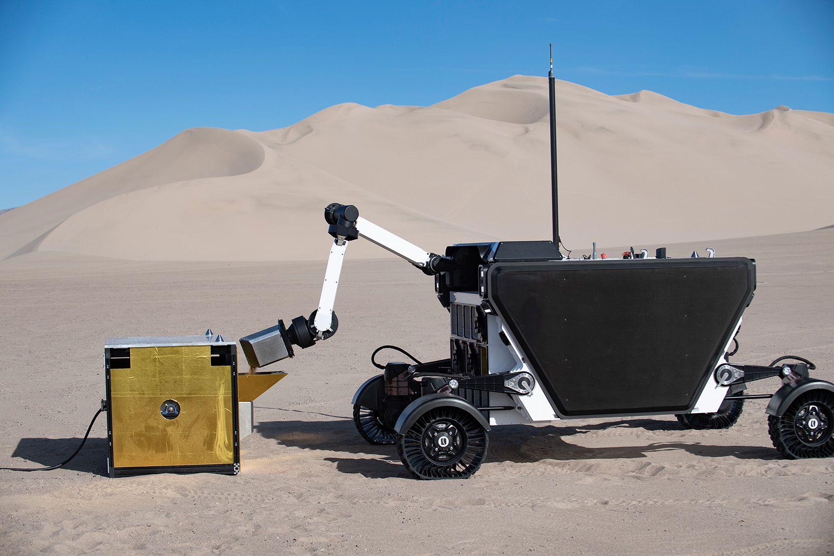 Le rover Flex devra à la fois « pouvoir se déplacer de manière semi-autonome, être piloté par les astronautes à bord, mais aussi depuis la future station en orbite lunaire, ou depuis la Terre». Image