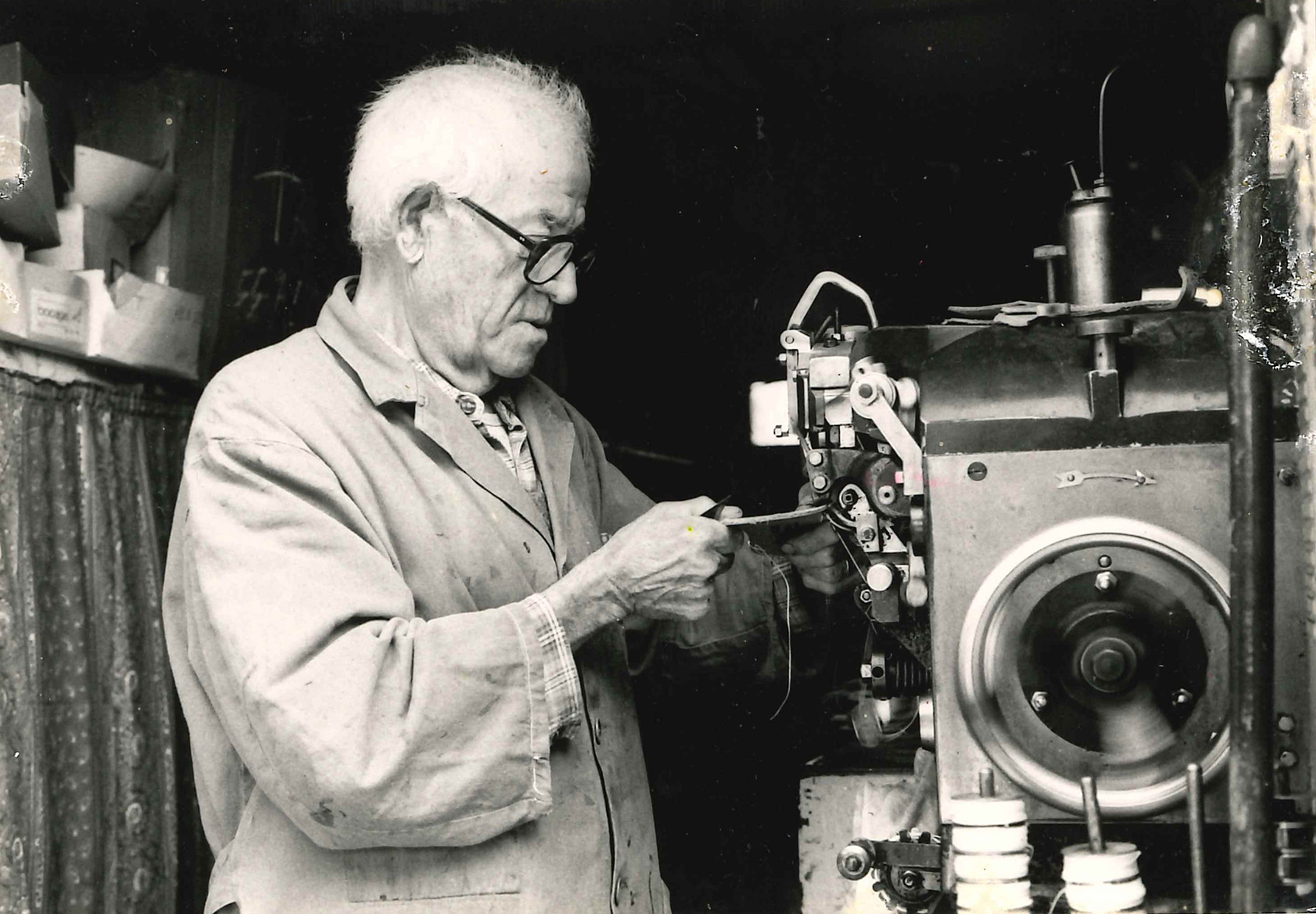 © DR Le fondateur de la marque, Jacques Keklikian, dans son atelier en 1976. Tout un art de la sandale bien faite, pérennisé aujourd'hui par une trentaine d'artisans formés en interne. Image
