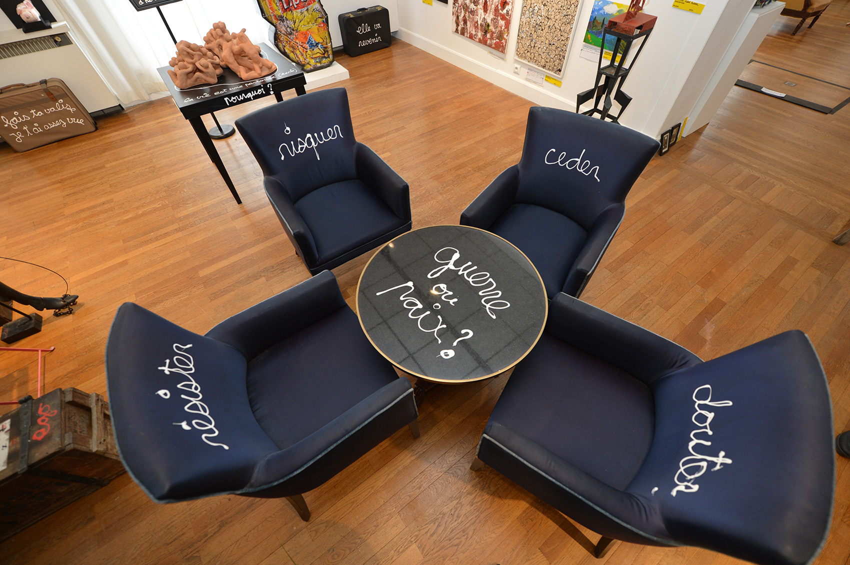 Ben aime à susciter le débat et invite chacun à s’asseoir pour y participer. Image