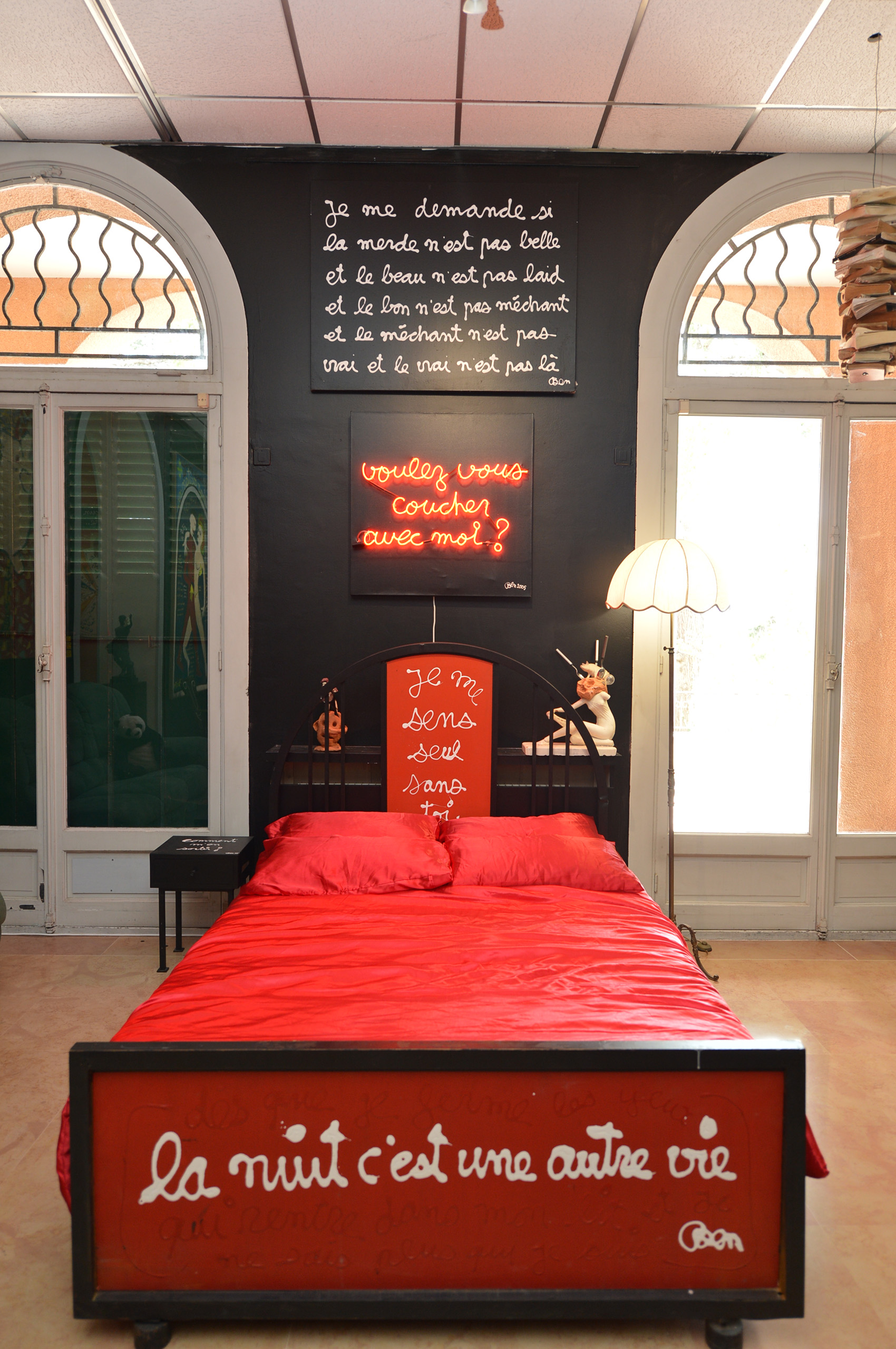 Dans cette exposition, rendez-vous est donné avec humour dans le lit de l’artiste. © Luc Josia-Albertini / Ville de Nice Image