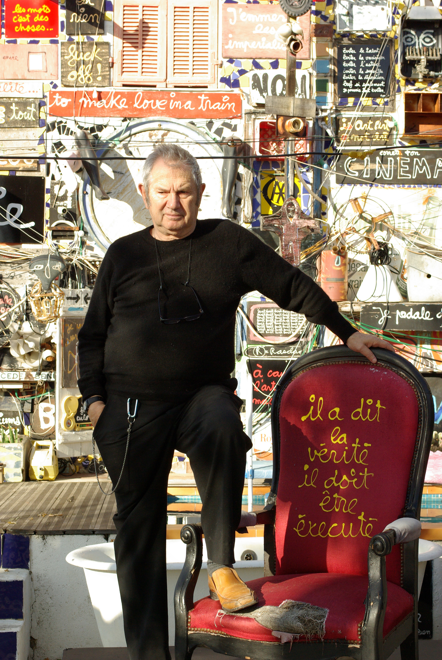 Ben devant sa maison, un joyeux bazar à Saint-Pancrace. Image