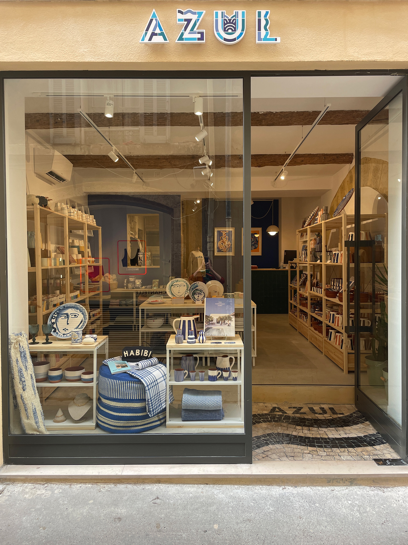 Derrière ce concept, trois amis, Elise Esteves Laranjo, Romain Chartrain et Hélène Besrest. © Azul Image