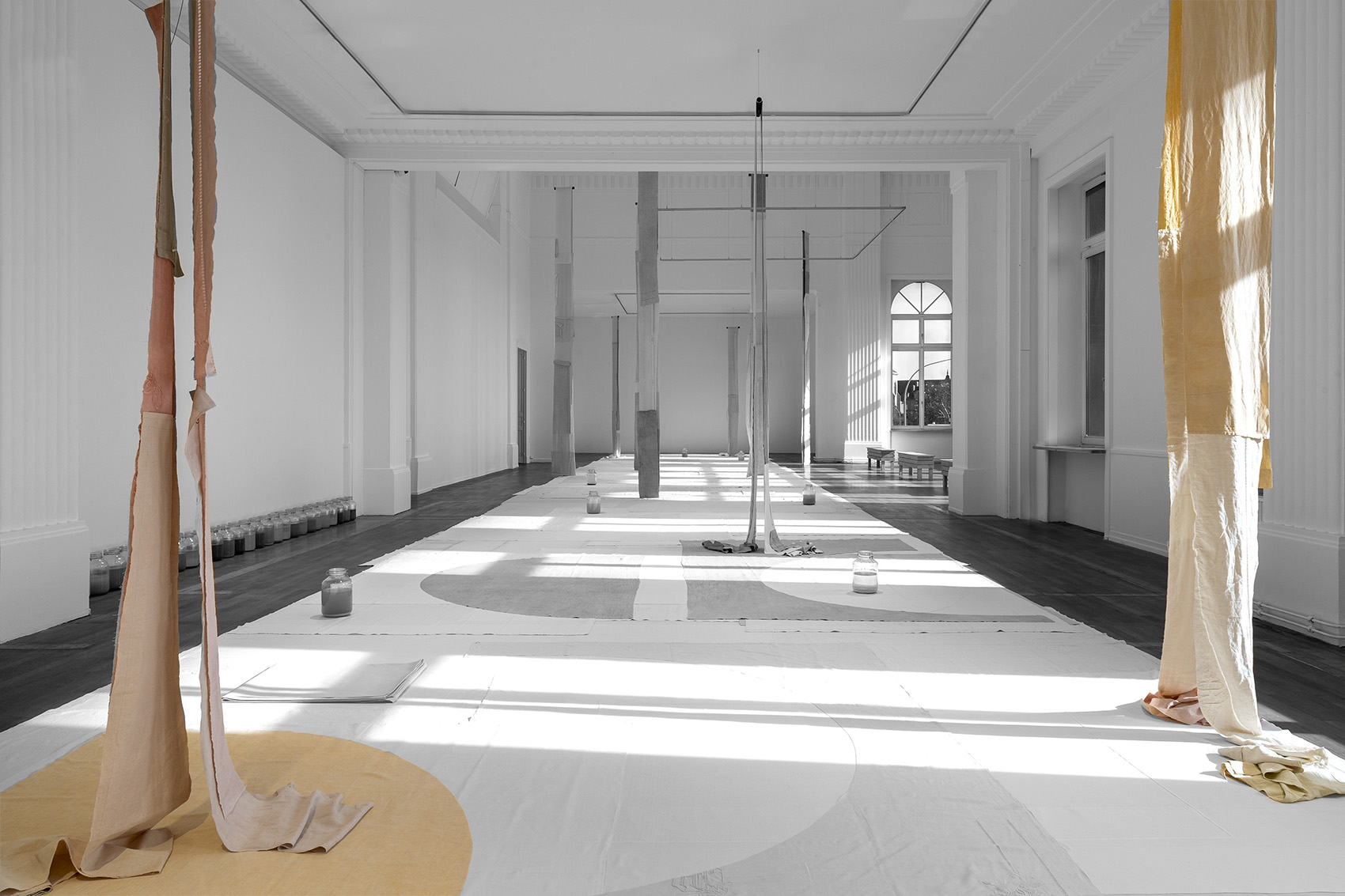 A gauche et ci-contre, préparation et installation en coton, lin, chanvre pour l’exposition «Jours de lenteur», 2022 / AVSTUDIO. Casino Luxembourg.© Marc Domage Image