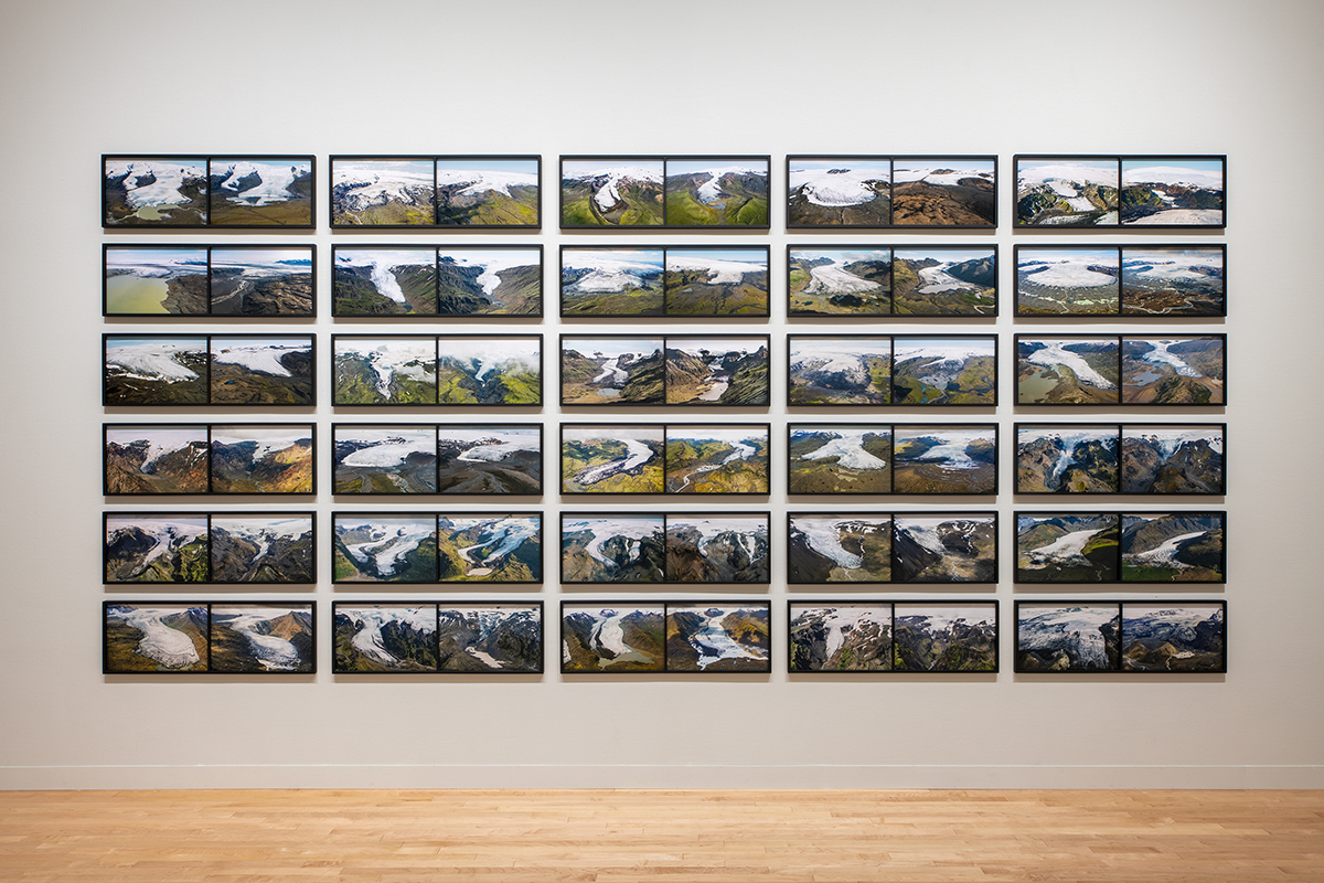 Olafur Eliasson, “The glacier melt series 1999/2019”, 2019. 30 photographies, épreuves chromogènes sur papier, Tate. Vue d’installation : The Museum of Contemporary Art Tokyo 2020. Photo : Kazuo Fukunaga. Courtesy of the artist ; neugerriemschneider, Berlin ; Tanya Bonakdar Gallery, New York / Los Angeles. © 2019 Olafur Eliasson Image