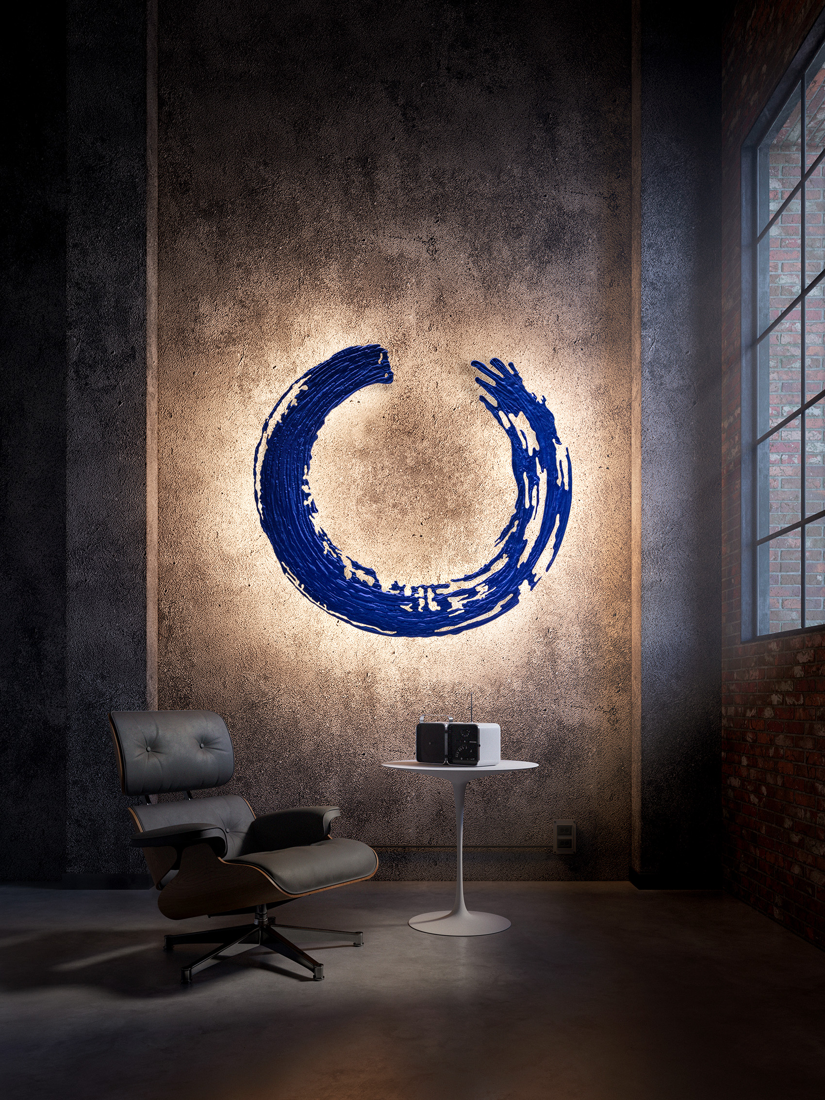 Catellani & Smith Applique led Ensō, avec variateur bleu. Structure en aluminium avec surface irrégulière peinte à la main (dia 132 cm). 7500€ (hors TVA). Chez Pure Inspiration, Marseille. Image