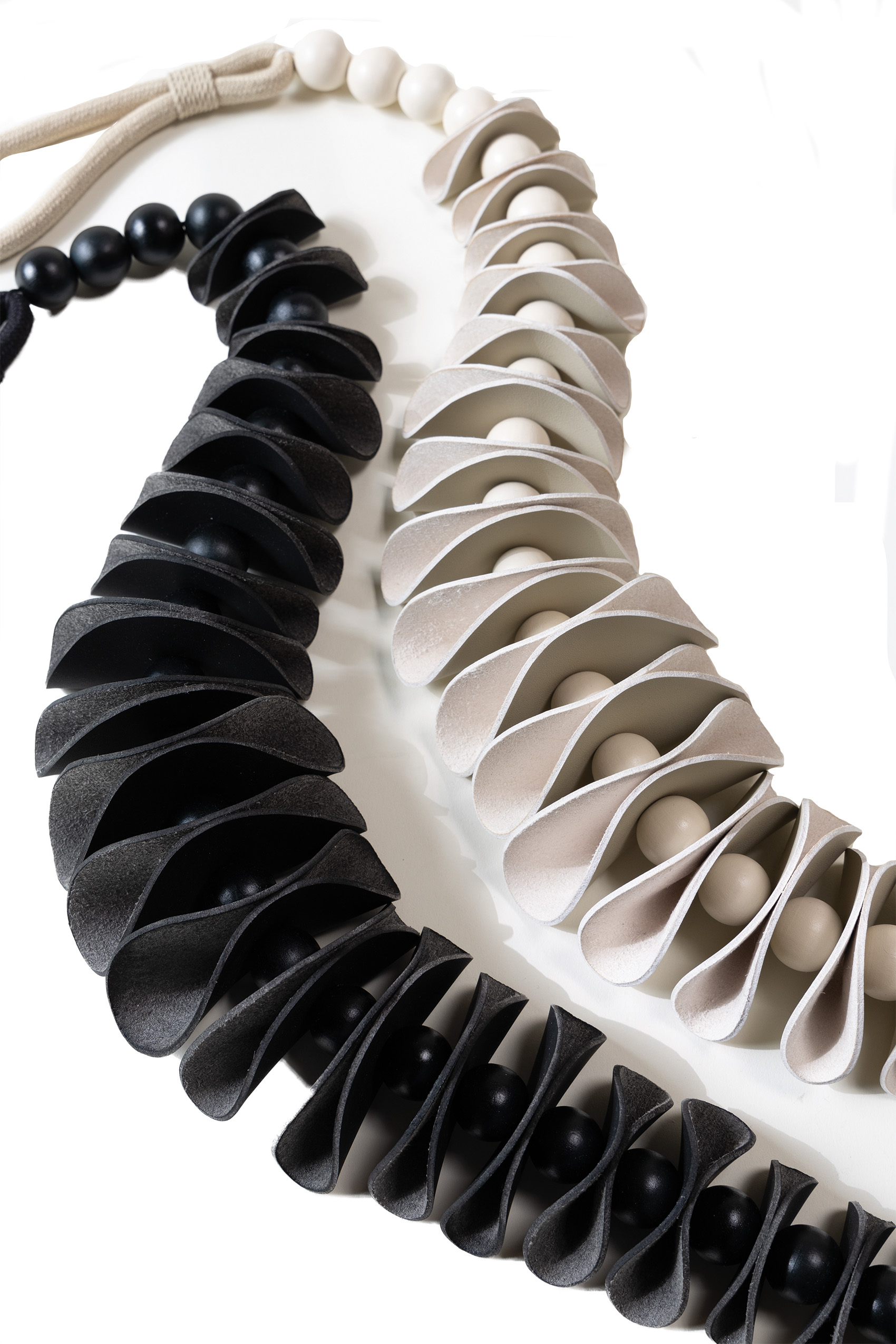  Samuel & Sons Embrasse câblé en fibres Backflip, collection Acrobatics, 99cm. 270€ pièce. Chez Maison Sériès, Marseille ; Matière à Dire, Toulon ; Maison Pierre Moulin, Saint-Rémy-de-Provence. Image