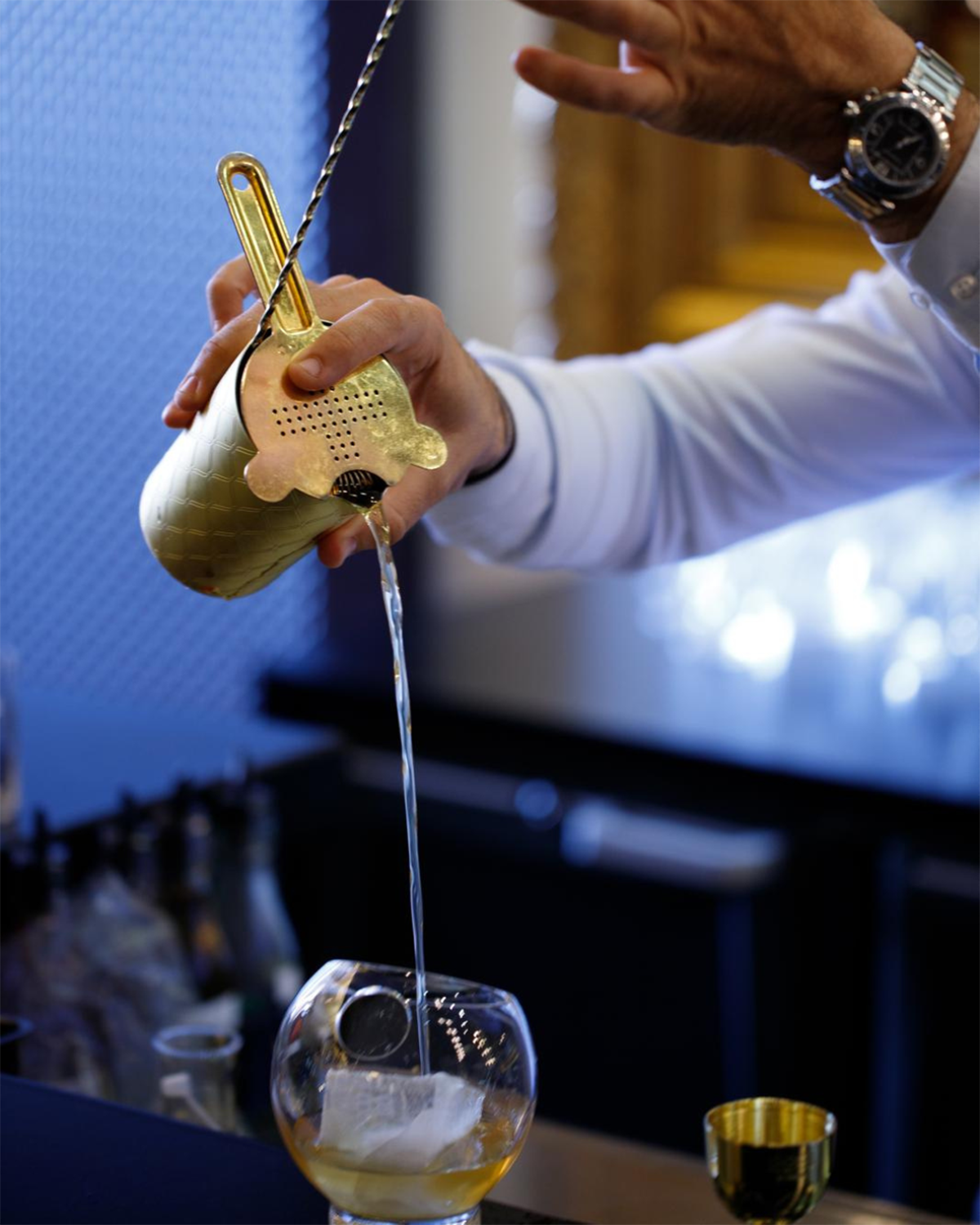 Plongez dans l'ambiance de la prohibition : nos barmans du Capian Bar et du Carry Nation maîtrisent l'art de la mixologie avec des gestes précis et élégants - © Profusion Image