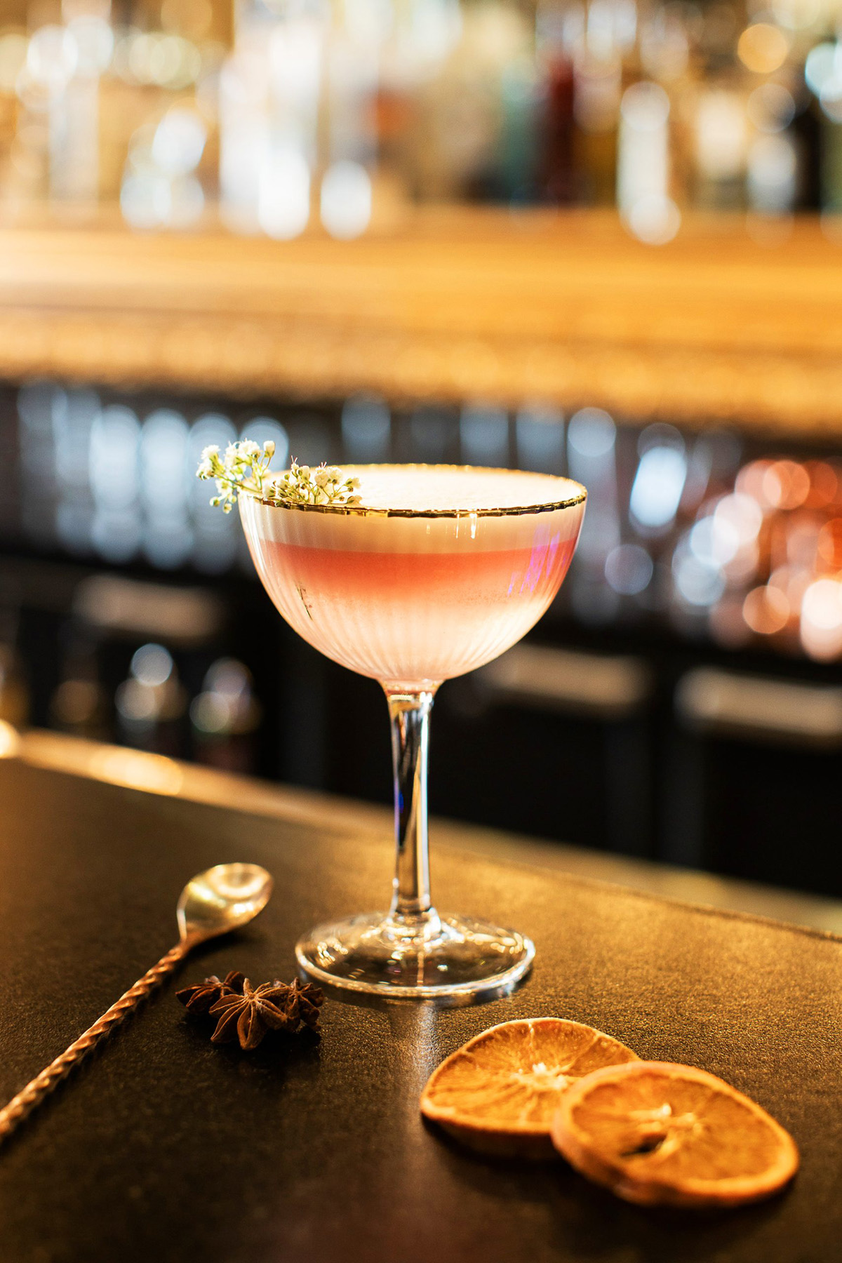 Des cocktails mystérieux créés à base d'Angel Envy ou de Roku gin, rappelant l'ambiance feutrée des speakeasies, où chaque gorgée murmure un secret - © Yann Audic Image