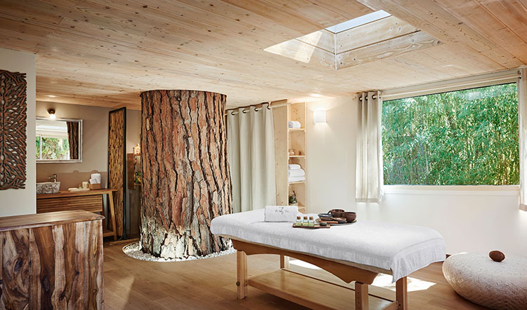 the holy tree cote 05 SPA SALLE TABLE
