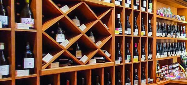 Découvrir des vins naturels chez Devins, à Antibes
