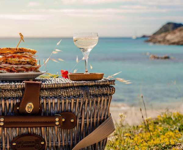 Séjournez à l’Hôtel de Paris Saint-Tropez et dégustez un panier pique-nique au bord de l’eau dans une crique secrète