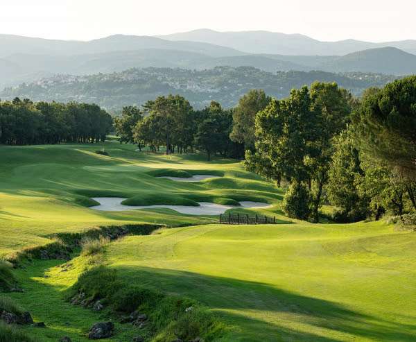 Profitez du beau soleil hivernal pour vous évader sur le superbe parcours de golf de Terre Blanche à Tourrettes