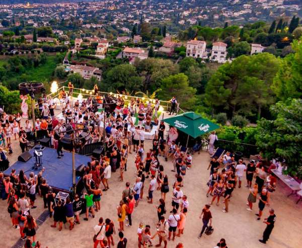 Tous à vos agendas, c'est le retour de Crossover avec l’Arty Party le 2 juillet au pied des remparts de Saint-Paul de Vence!