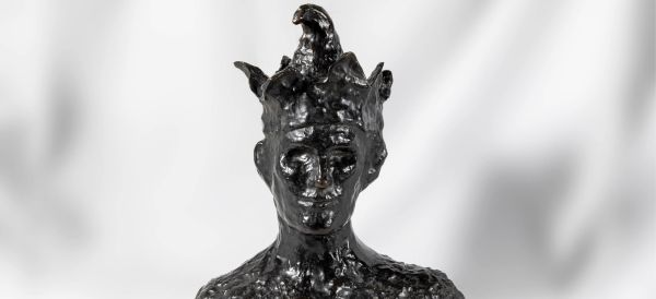 Picasso, Tête d’arlequin, 1905 (fondu entre 1910 et 1939), bronze patiné brun, 40,6 x 37 x 22,8 cm © Succession Picasso, DACS, London 2023