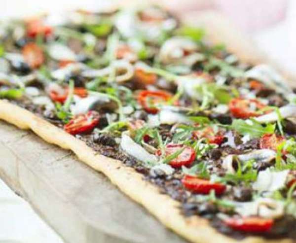 Tentez une dernière recette maison avant le retour des terrasses : la pissaladière revisitée