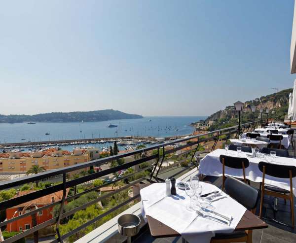 Venez vous régaler à La Terrasse du Versailles à Villefranche-sur-Mer et profitez de sa vue imprenable sur la rade