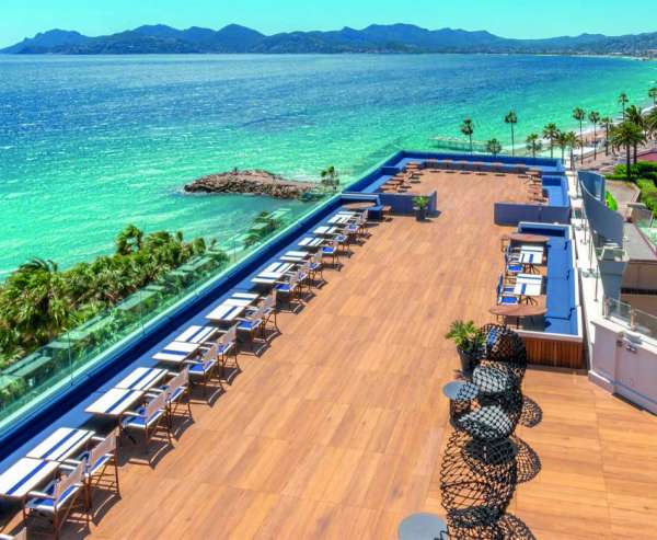 Dégustez cocktails et tapas au Vertigo, le rooftop du Radisson Blu 1835 sur le vieux port de Cannes