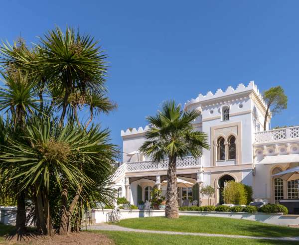 Vivez Gershwin en concert à la Villa Mauresque à Saint-Raphaël, une véritable oasis nichée dans l’écrin des roches rouges de l’Estérel.