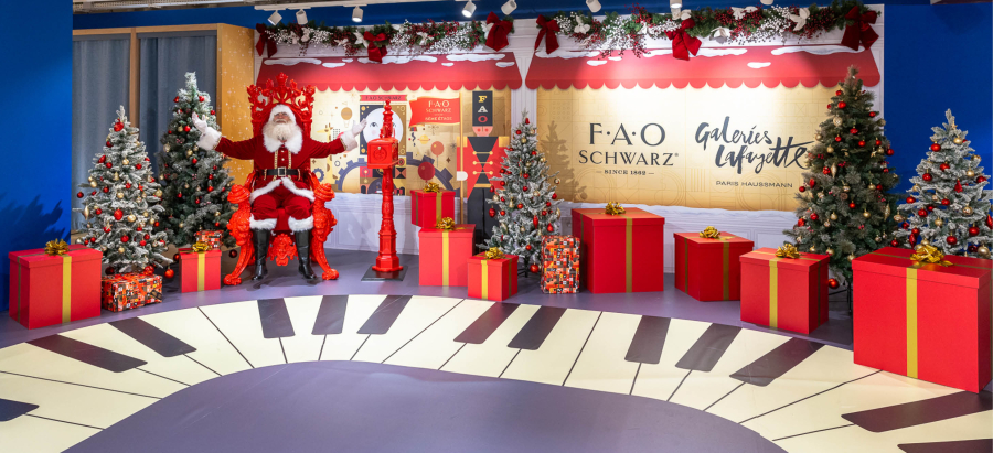 Le Père Noël pose ses valises aux Galeries Lafayette Paris Haussmann