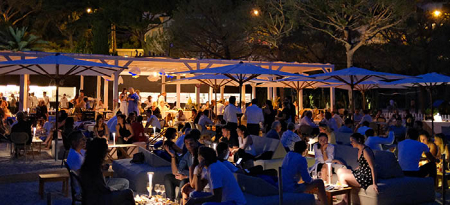 Un dîner sur la plage Baïa Bella