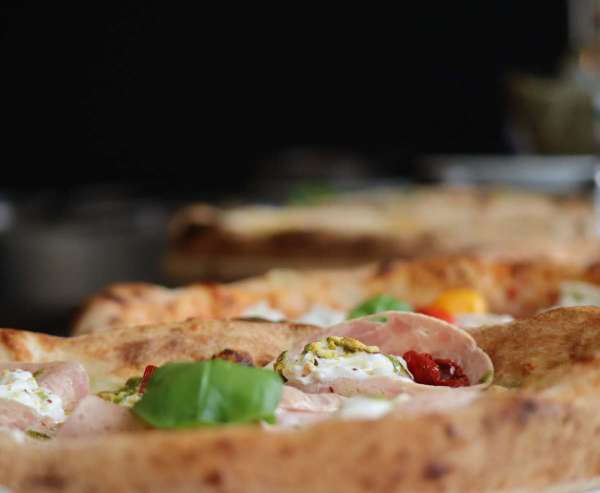 Dégustez une pizza préparée par le meilleur pizzaïolo de France chez Regina di Napoli à Cannes